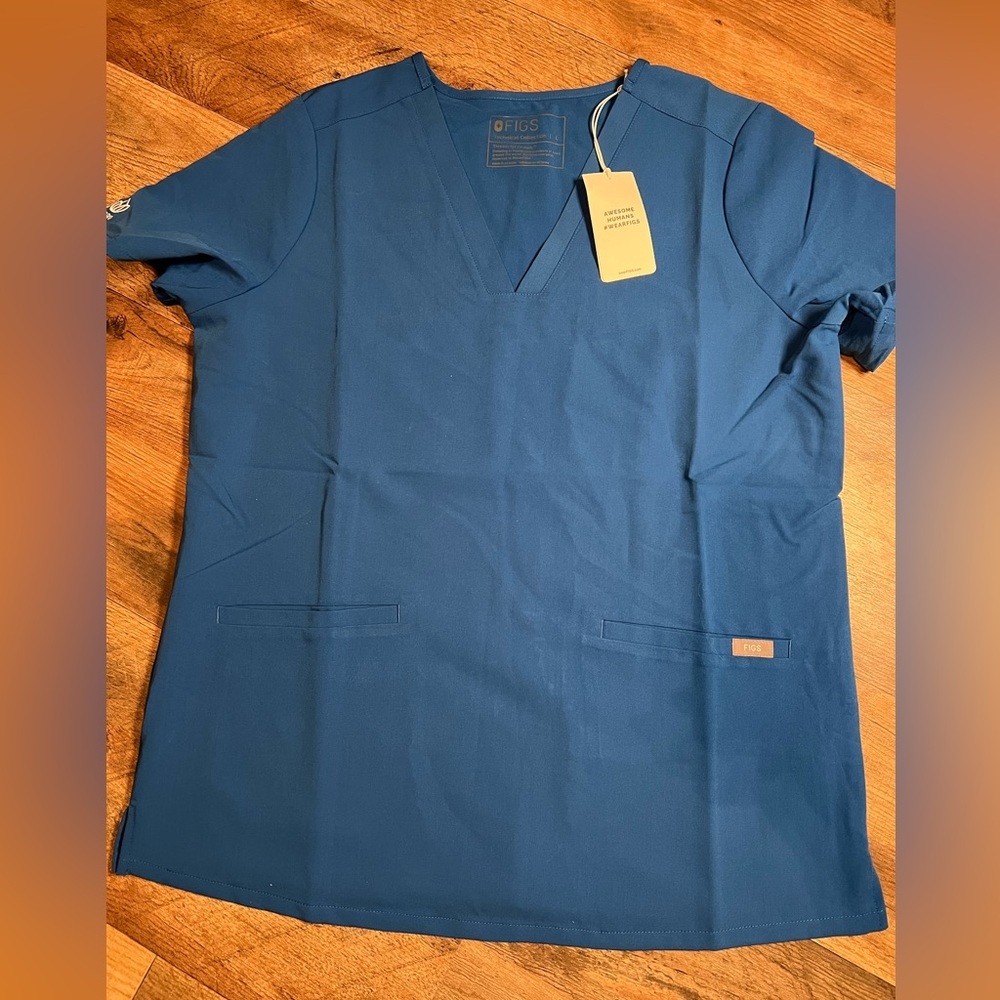 NWT Figs Three Pocket‎ Scrub Top- Large